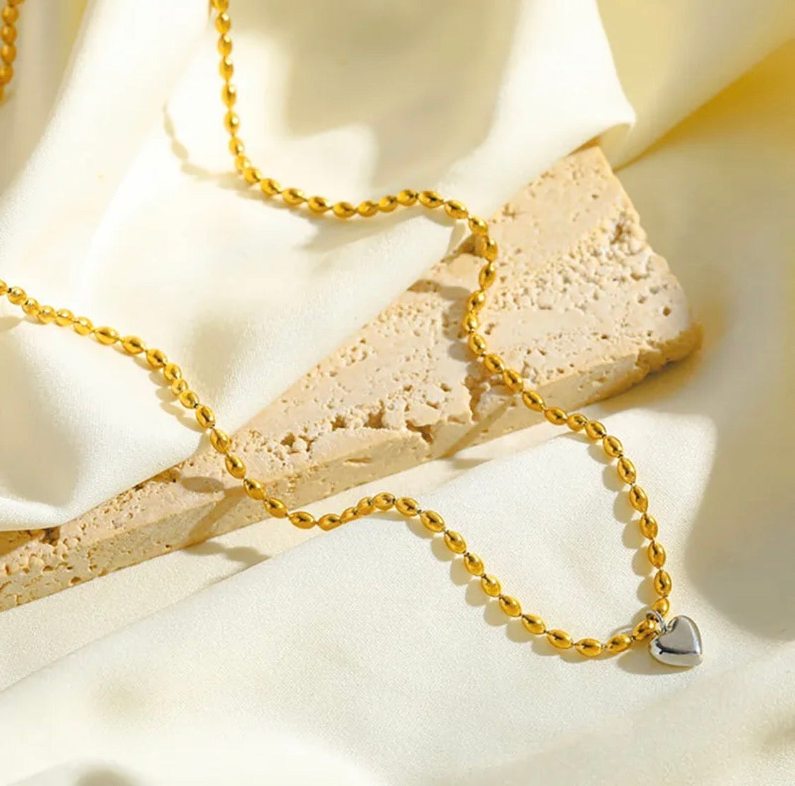 Collar Dorado Corazón Plateado