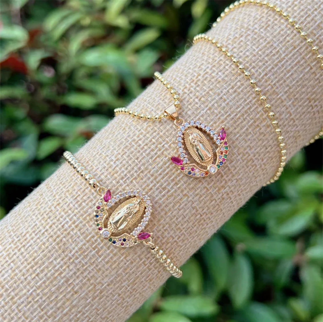 Virgen con Zirconias de Colores