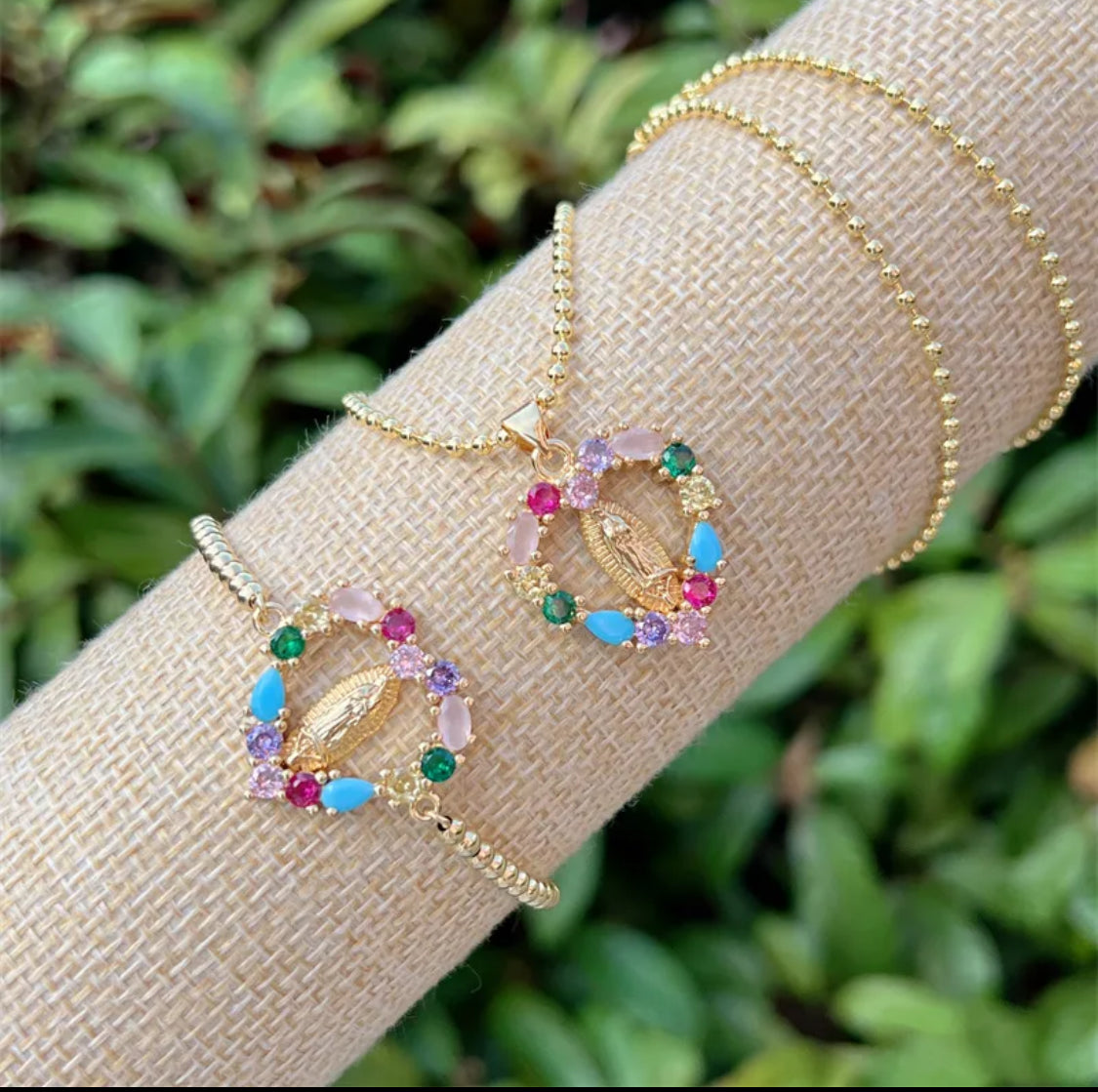 Set de Collar y Pulsera. Corazón de Colores y Virgen